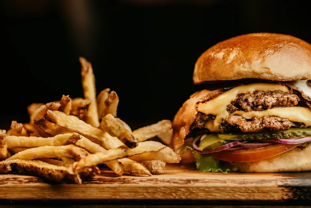 Burger ve patates menüsü