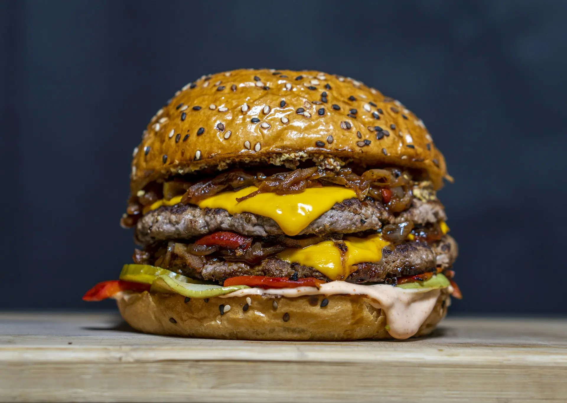 Çift katlı, eriyen peynirli Garage burger
